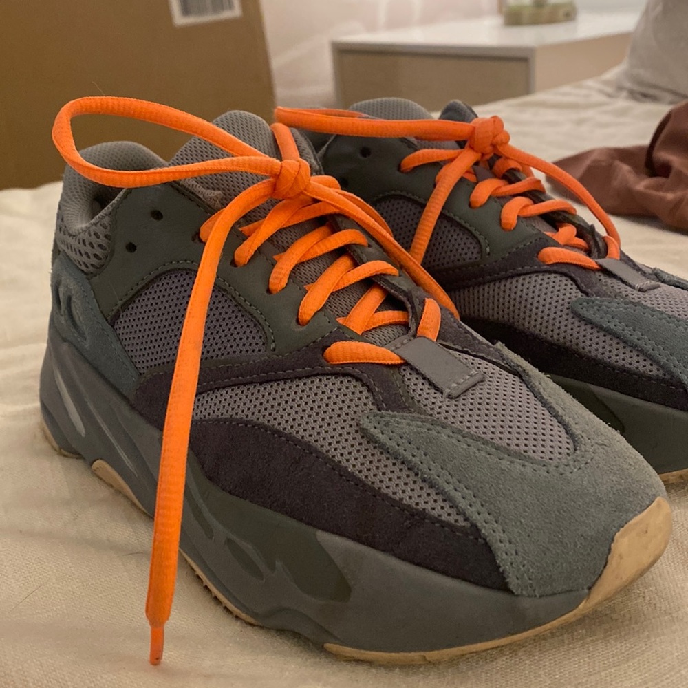 YEEZY BOOST 700